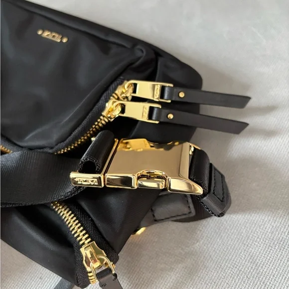 Authentic TUMI Madison Hip Bag NWT - Picture 3 of 9